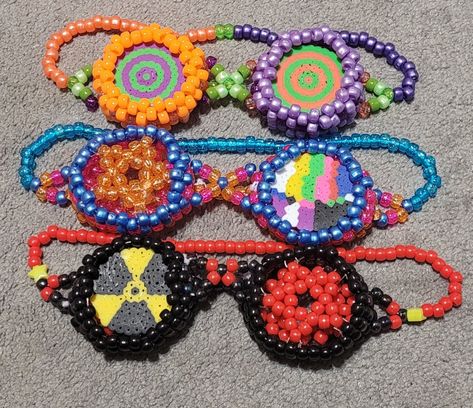 Kandi Gas Mask Tutorial, Kandi Goggles Pattern, Kandi Goggles Tutorial, Kandi Friendship Bracelets, Kandi Glasses, Diy Scene Accessories, Cool Kandi Ideas, Simple Kandi Ideas, Kandi Gas Mask