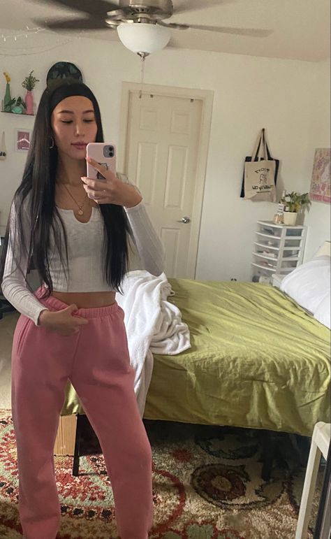 Style Pink Sweatpants, Pink Sweat Pants Outfits, Pink Nike Sweatpants Outfit, Pink Sweatpants Outfit Aesthetic, Sweatpants Outfit Pink, How To Style Pink Sweatpants, Rosa Sweatpants Outfit, Pink Sweatpants With Pockets For Fall, Fitted Pink Sweatpants For Workout