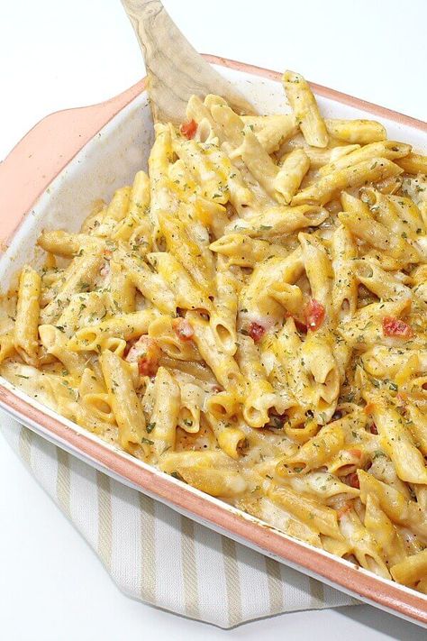 Looking for a tasty meatless Monday meal? Try this delicious three cheese baked penne pasta! It's sure to be a hit with your entire family. Pasta Dishes Without Meat, Mini Penne Pasta Recipes, Pasta Without Meat, 3 Cheese Pasta, Cheesy Penne Pasta, Mostaccioli Recipe, Penne Casserole, Four Cheese Pasta, Baked Penne Pasta