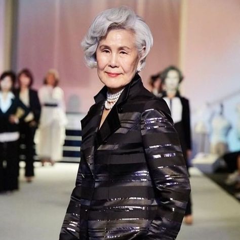 Korean Grandma Quits Job to Become a Model at 77 Years Old Korean Older Women, Mermaid Ideas, Korean Age, Become A Model, Grandma Fashion, Professional Model, Care Worker, Fashion Star, Seoul Fashion Week