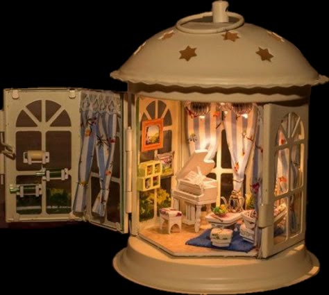 Room Box Miniatures, Lantern Ideas, Doll House Crafts, Miniature Rooms, Wooden Dollhouse, Miniature Diy, Fairy Garden Diy, Romantic Homes, Miniature Houses