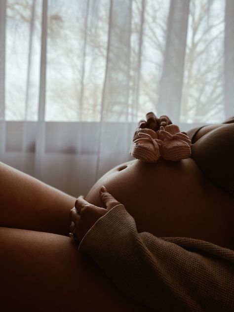 Maternity Shoot Concept, Home Bump Photos, Cute At Home Maternity Pictures, Tezza Pregnant, Diy Maternity Photoshoot At Home, Cozy At Home Maternity Shoot, No Face Maternity Photo, In Nursery Maternity Pictures, Maternity Pictures Aesthetic