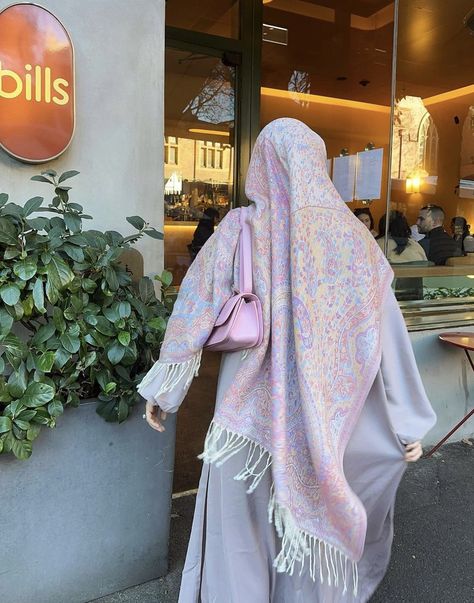 Pashmina Hijab Aesthetic, Pashmina Hijab Outfit, Hijabi Ootd, Pink Hijab, Soft Feminine Outfits, Pashmina Hijab, Feminine Outfits, Stile Hijab, Street Hijab Fashion