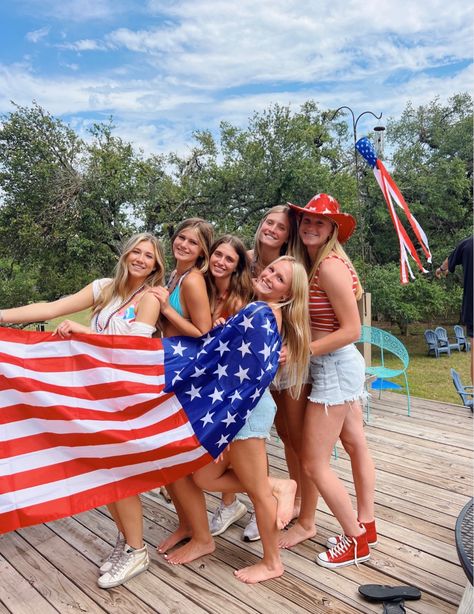 #gradparty #usatheme #usa #america #friends #outfitideas Fourth Of July Pics, Summer Vision, Sweet 17, Usa Party, Farewell Party, July Outfits, American Summer, Farewell Parties, American Lifestyle