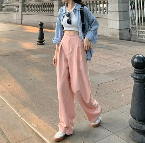 Soft Pink Pants Outfit, Pink Trousers Outfit Casual, Pink Jeans Outfit Aesthetic, Pink Pants Outfit Street Style, Pink Top Black Pants, Cotton Pants Outfit, Pink Trousers Outfit, Pink Jeans Outfit, Slay Fits