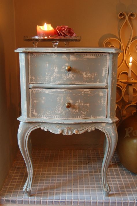 French Bedside Tables, French Painted Furniture, Restored Furniture, End Table Makeover, Pretty Furniture, Vintage Bedside Table, Antique Side Table, Table Decorating, Furniture Flips