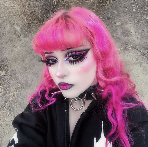 Colorful Goth Makeup, Pink Goth Makeup, Perky Goth, Pastel Goth Makeup, Trad Goth Makeup, Alternative Girl, Purple Goth, Pink Goth, Tools Drawing