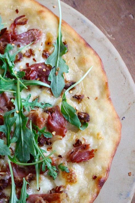 This flatbread has it all; creamy mascarpone, salty and crispy prosciutto, sweet and chewy dates, fresh and bitter arugula with just a hint of spice from the red pepper flakes. #flatbread #pizza #homemade #recipe #easy | zestedlemon.com Crispy Flatbread, Cheese Crust Pizza, Prosciutto Pizza, Crispy Prosciutto, Pizza Homemade, Flatbread Recipe, Date Recipes, Italian Appetizers, Flatbread Recipes