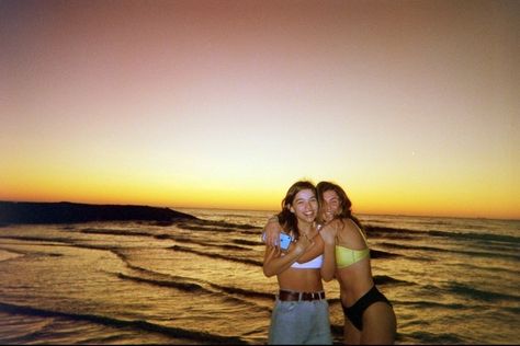 Friends Film Photos, Disposable Film Photos, Summer On Film, Summer Picture Poses, Shotting Photo, Summer Goals, The Embrace, Summer Feeling, Summer Dream