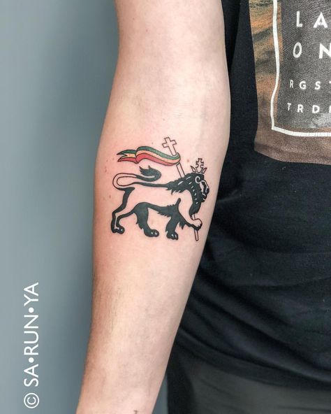 Delia Minerva Weber auf Instagram: „Lion of Judah🦁 Done @2ndskintattoo Email the shop for appointments. . . . . . #finelinetattoo #scripttattoo #rastafaritattoo #rastafari…“ Judah Tattoo, Lion Of Judah Tattoo, Emperor Haile Selassie, The Lion Of Judah, Haile Selassie, Board Designs, Surfboard Design, Tattoo Script, Face Tattoos