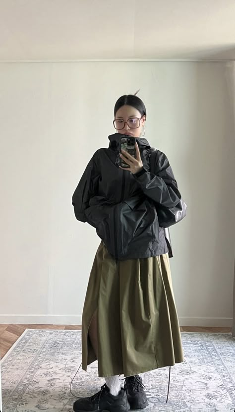 Neo Folk Fashion, Rainy Day Outfit Japan, Japan Womens Fashion, Double Jacket Outfit, Gorpcore Women Outfits, European Fashion 2024, Japan January Outfit, Tokyo Fall Fashion, Gorpcore Outfits Women