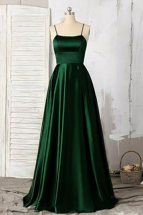 Long Green Homecoming Dresses, Evening Party Dress Classy Long, Green Dress Prom Aesthetic, Grad Dresses Dark Green, Grad Dresses Silk, Emerald Dresses Formal, Prom Tulle Dresses, Green Prom Dress Midsize, Formal Dresses Green Emeralds