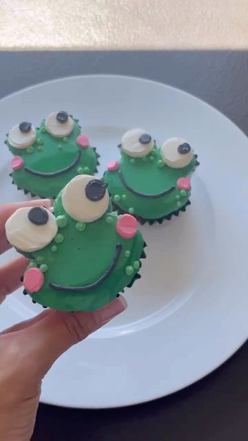 MetDaan Cakes on Instagram: "These froggy cupcakes are our new favorite By: @ohcakeswinnie" Frog Cupcakes Easy, Froggy Cupcakes, Pond Party, Metdaan Cakes, Frog Cupcakes, Cupcake Cake Designs, Sleepover Things, Sleepover Things To Do, Birthday Desserts