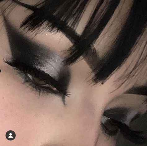 Black Makeup Asthetic, Black Eye Makeup Grunge, Dark Make Up Aesthetic, Emo Glam Makeup, Eyeshadow Looks Grunge, Goth Prom Makeup Looks, Black Goth Eye Makeup, Alt Prom Makeup, Emo Prom Makeup