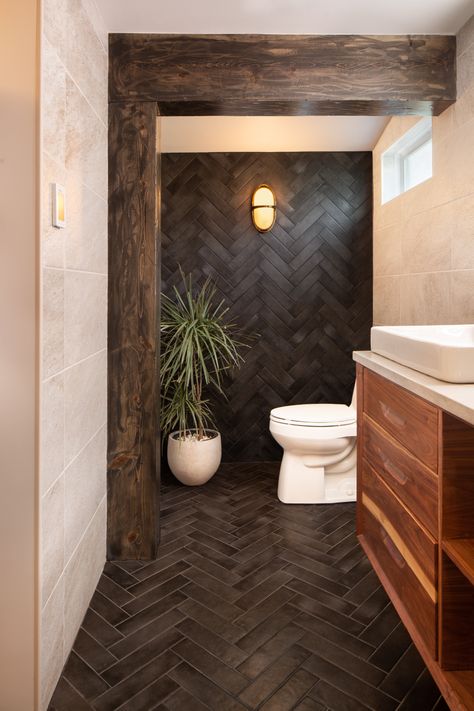 Black Floor Bathroom Ideas, Black Floor Bathroom, Mountain House Bathroom, Floor Bathroom Ideas, Modern Cabin Bathroom, Brown Tile Bathroom, Small Bathroom Pictures, Beautiful Small Bathrooms, Cabin Bathrooms