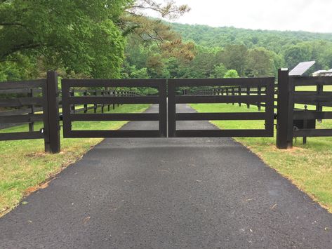 Black Ranch Fence, Fenced Driveway, Ranch Driveway Gate, Farmhouse Fences And Gates, Black Metal Driveway Gate, Farm Front Gate, Farm Entry Gate, Large Property Fence Ideas, Black Farm Fence