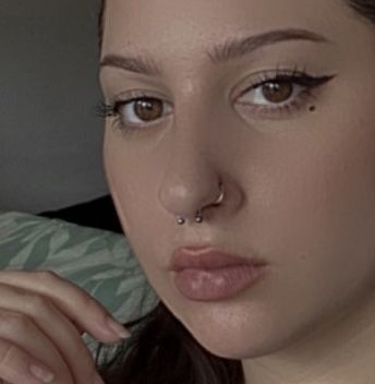 Nostril And Septum Piercing Together, Nostril And Septum, Simple Makeup Look, Hooked Nose, Piercing Nose Ring, Piercing Nose, Simple Makeup Looks, Nose Rings Hoop, Septum Piercing