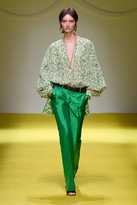 Luisa Spagnoli Spring 2025 Ready-To-Wear Collection [PHOTOS] Birthday Tops, Resort 2025, Evening Outfits, Spring Fashion Trends, Wall Gallery, Street Chic, Couture Collection, Work Attire, Vogue Runway