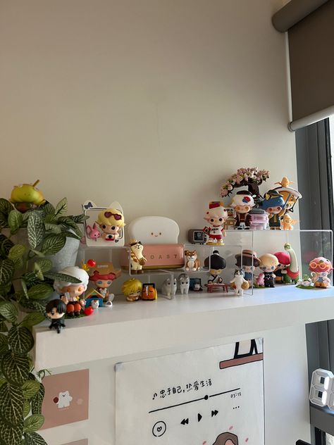 Room decor inspo with Popmart and anime figures for white shelf, beige aesthetic Display Figures Ideas, Pop Mart Figures Display, Kawaii Display Shelf, Mini Figures Display, Pop Mart Collection Display, Blind Box Display Ideas, Popmart Display Room, How To Display Figurines, Figurine Shelf Display