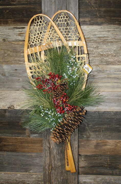 Snowshoe Decor, Vintage Christmas Crafts, Snowshoes, Cabin Christmas, Christmas Porch Decor, Christmas Projects Diy, Ice Skates, Rustic Christmas Tree, Christmas Porch