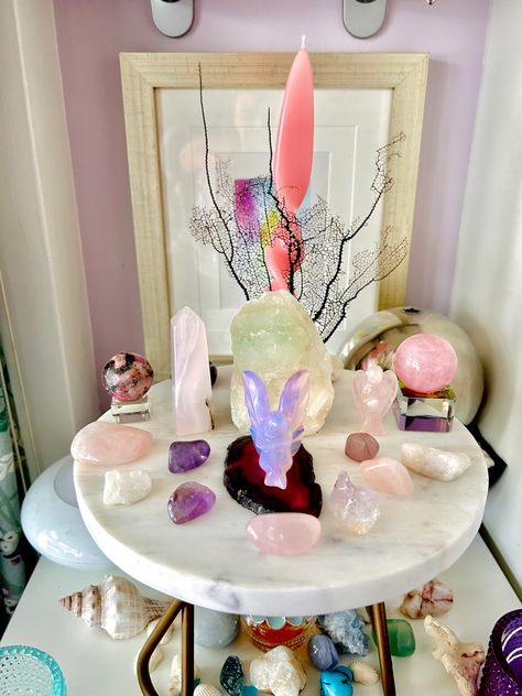 A beautiful pink and purple fairy altar in a bedroom with amethyst and rose quartz crystals and a crystal carved as a fairy in the middle Crystal Altar Ideas, Crystal Shrine, Fairy Altar, Fairy Decorations, Meditation Alter, Crystal Alter, Space Crystal, Crystals Rose Quartz, Altar Space