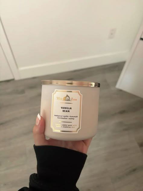 Candle Obsession, Sweet Candles, Bath Body Works Candles, Room Scents, Vanilla Candle, Cute Candles, Winter Candle, Candle Aesthetic, Facial Skin Care Routine