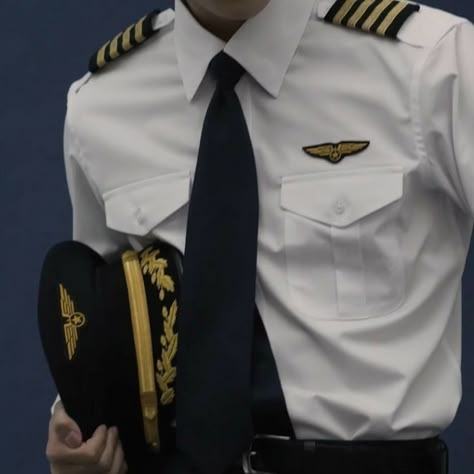 Pilot Uniform Men Aesthetic, Pilot Uniform Men, Pilot Career, Ugly Love Colleen Hoover, Pilot Uniform, Uniform Men, Airplane Wallpaper, Pilots Aviation, Yangyang Wayv