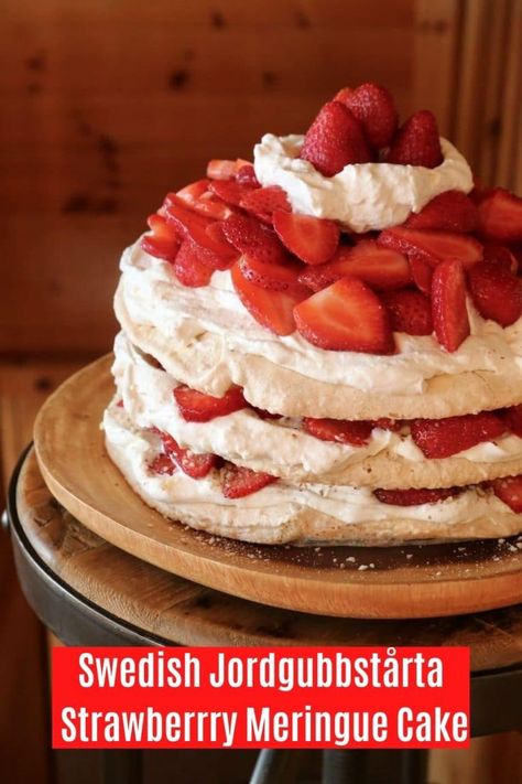 Swedish Desserts, Strawberry Meringue Cake, Swedish Cake, Meringue Cake Recipe, Swedish Treats, Cardamom Spice, Desserts Strawberry, Spiced Whipped Cream, Strawberry Meringue