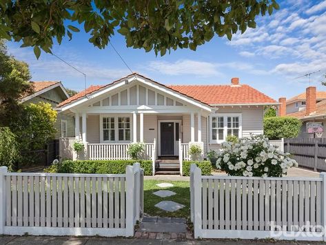 Terracotta Roof House Exterior Colors, Terracotta Roof House, Clasic Houses, Cute Small Houses, Red Roof House, Small House Exterior, Bungalow Exterior, Minimal House Design, Exterior Paint Colors For House