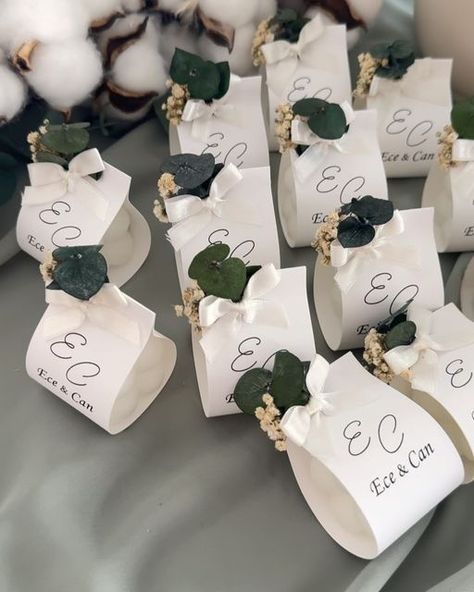 Dilara ONAY BAŞOĞLU on Instagram: "✨ Introducing our elegant mini candles, the perfect gift for your wedding, engagement, or bridal shower guests! These beautifully packaged candles are a thoughtful and practical way to show your appreciation. Personalize them with your names for a unique touch. 🌿💍  #WeddingGifts #EngagementFavors #BridalShowerIdeas #ElegantCandles #GuestGifts" Engagement Gifts For Guests, Souvenir Wedding, Engagement Favors, Elegant Candles, Mini Candles, Wedding Souvenirs, Guest Gifts, Engagement Gifts, Wedding Engagement