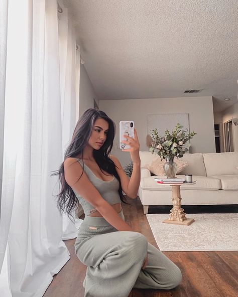 Alyssa Nicole, Straight Layered Hair, Layered Hair, Dyed Hair, Mirror Selfie, Instagram Photo, Hair, Instagram