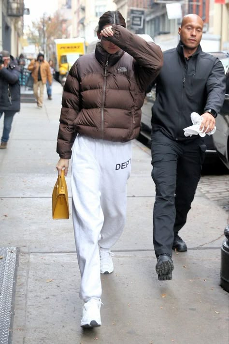 Kendall Jenner North Face, Puffer Jacket Outfit Oversized, The North Face Jackets Outfits, Women Puffer Jacket, Best Puffer Jacket, Brown Puffer Jacket, Puffer Jacket Outfit, Kendall Jenner Street Style, Outfit Oversize