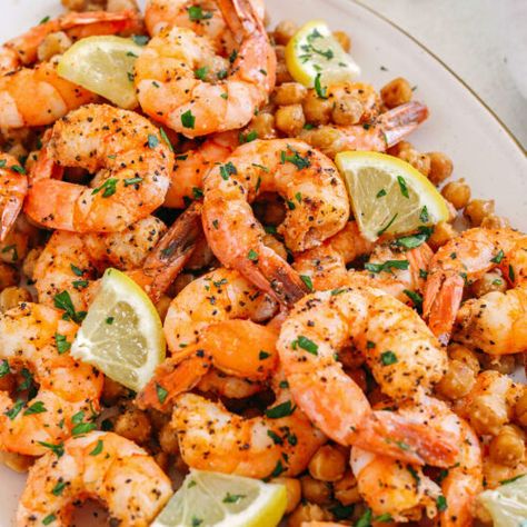 Lemon Garlic Shrimp with Chickpeas - Eat Yourself Skinny What To Do With Chickpea Water, Chickpea And Shrimp Recipe, Shrimp Chickpea Salad, Fish And Chickpeas, Fitgreenmind Chickpea, Lemon Garlic Shrimp, Marinated Shrimp, Crispy Chickpeas, Large Shrimp