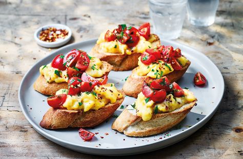 Scrambled egg baguette toasts recipe Egg Baguette, Baguette Breakfast, Bread Breakfast Ideas, Healthy Breakfast For Kids, Baguette Recipe, Breakfast Burritos Recipe, Baguette Bread, French Toast Breakfast, Tesco Real Food