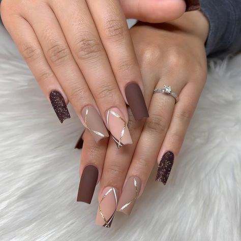 Posted by Zoe Scott: Today, we're diving into the ever-so-chic and versatile world of Medium Square Nails. This style has been a hot favorite for its perfect blend of eleg... Matte Brown Nails, Almond Square Nails, Nails Mom, Fall Nail Styles, Winter Fall Nails, Medium Square Nails, Square Nail Ideas, Brown Nail Ideas, Fall Autumn Nails