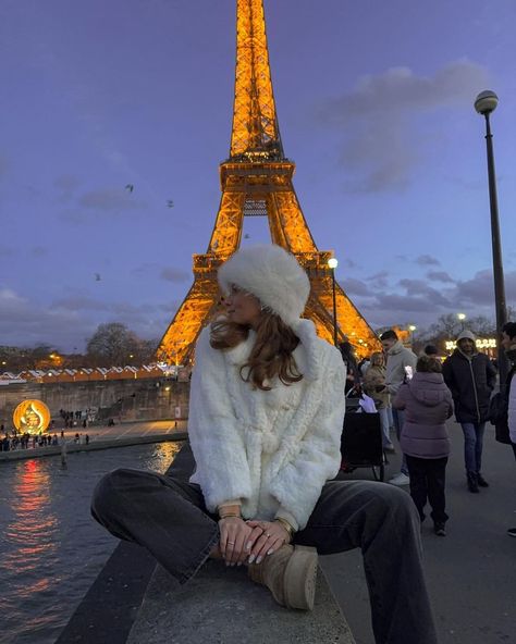 2024 🍵💌🇫🇷 | Instagram Paris Picture Ideas, Anna Astrup, Paris In January, Paris In December, Paris Instagram Pictures, Photoshoot London, Paris Winter, Paris Dream, Winter Girl