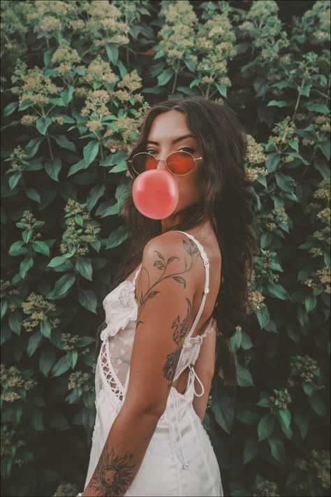 New Photography Ideas, Creativity Photoshoot, Photoshoot For Women Ideas, Confident Photos, Photoshoot Ideas Baddie, Cool Photo Ideas Instagram, Artsy Photography Portrait, Grainy Film Photography, Fierce Photoshoot