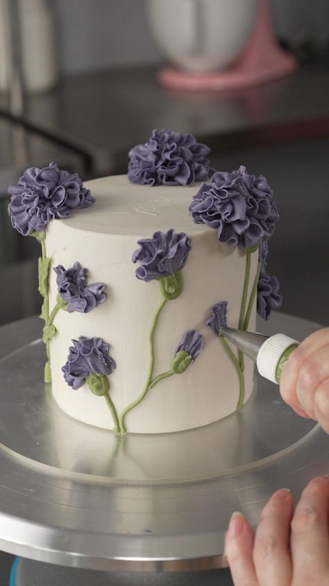 Floral Piping Cake, Cake Icing Ideas Design, Cake 3d Design, Cack Decoration Easy, Easy Floral Cake Design, 8 Inch Cake Designs, Diy Cake Decor, Side Cake Designs, Cack Designe New