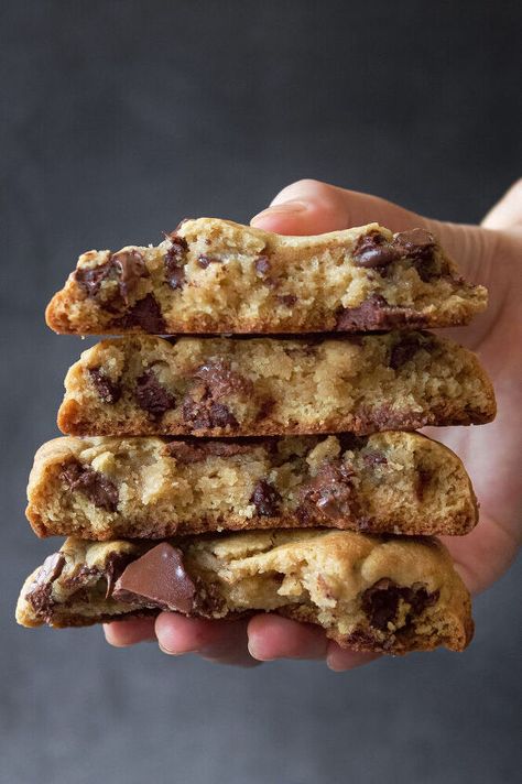 Thick Cookie Recipes, Type Of Cookies, New York Cookies, Thick Cookies, Crunchy Chocolate Chip Cookies, Cookies Aesthetic, Crispy Chocolate Chip Cookies, American Cookies, Viral Recipes