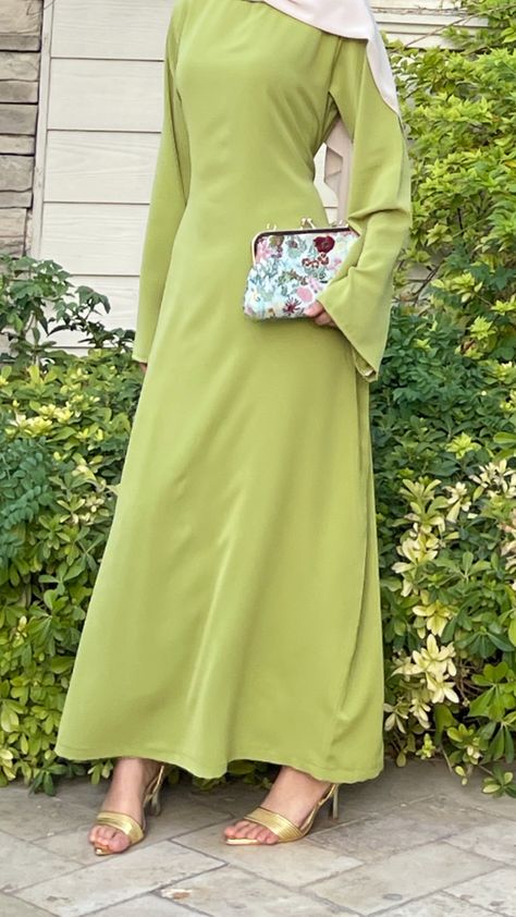 Green Dress Hijab, Hijab Dress Wedding, Green Hijab, Hijabi Dresses, Gold Bridesmaid Dresses, Fashion Hijab, Hijab Dress, Green Fashion, Green And Gold