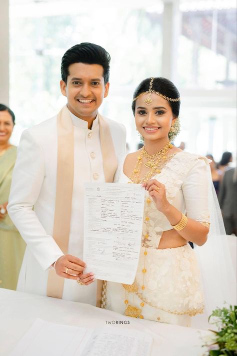 Sri Lankan Wedding Couple, Buddhist Bride In White Saree, Buddhist Bride, Kandyan Jewellery, Buddhist Wedding Dress, Kandyan Bridesmaid, White Saree Wedding, White Sarees, Buddhist Wedding