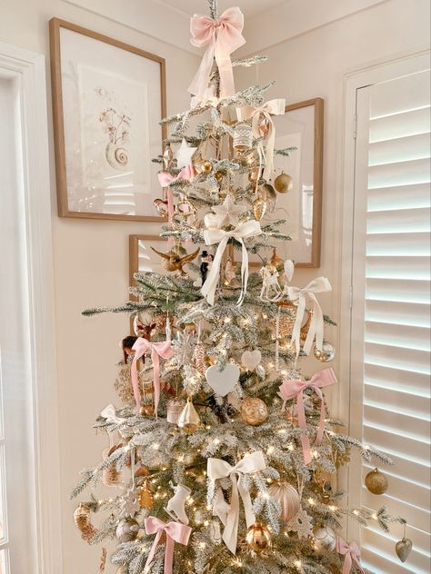 Boho pink Christmas tree balsalm hill white cream bows gold vintage ornaments decoration Neutral Pink Christmas Tree, White Christmas Tree Candy Theme, Pink And Gold Xmas Tree, Girly Tree Christmas, Boho Christmas Tree Pink, White Gold Pink Christmas Tree, White And Blush Christmas Tree, Boutique Christmas Tree, Baby Girl Nursery Christmas Tree