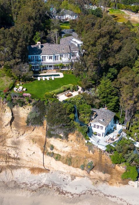 Jeff Bezos Rents Malibu House from Kenny G – DIRT Malibu Houses Mansions, Malibu Mansion Exterior, Malibu House Aesthetic, Malibu Homes Exterior, Malibu House Exterior, Malibu Homes Interiors, Beach House Malibu, Malibu Renasce, Cliffside House