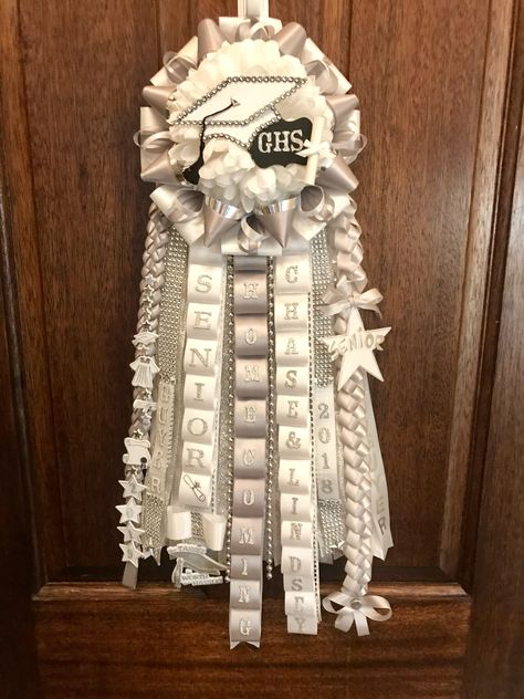 White Garter Homecoming, Hoco Garter Ideas Senior, Homecoming Mum For Seniors, Senior Mum Ideas Homecoming, Couple Mums Homecoming, Garter Homecoming For Guys Band, Tiny Mums Homecoming, Senior Garter Homecoming Boys, Hoco Garter Ideas