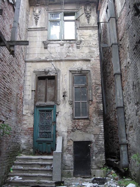 Apartment Building Architecture, Derelict Buildings, Beautiful Ruins, Old Abandoned Houses, Abandoned House, Abandoned Mansions, Building Architecture, Brick Walls, Haunted Places