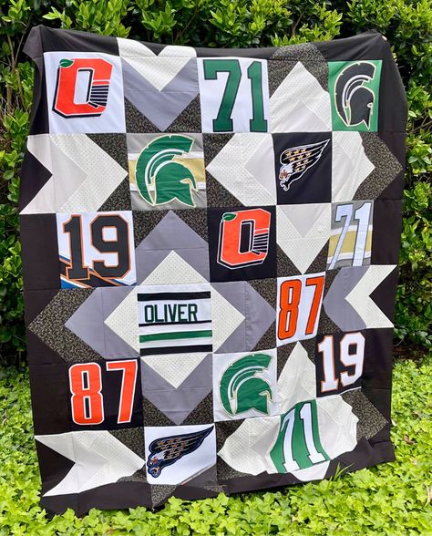 DIY how to make a t-shirt quilt with hockey jerseys. Not just any old quilt but a beauty you can be proud to show off with this easy design. Hockey Jersey Quilt, How To Make A T Shirt Quilt, Jersey Patchwork, Quilt Diy, Jersey Quilt, Softball Jerseys, T Shirt Quilt, Easy Design, Old Quilts