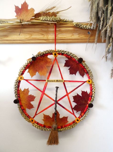 Mabon Fall Pentacle Wreath. Mabon Decorations, Witchcraft Notes, Goddess Crafts, Pentacle Wreath, Celtic Wicca, Pagan Celebrations, Wiccan Crafts, Pagan Crafts, Autumnal Equinox