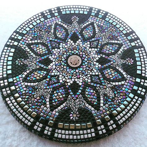 Centering Mosaic Table Top Designs | How To Mosaic Diy Mosaic Table Top, Mosaic Table Top Designs, Table Top Designs, Mosaic Designs Pattern, Mosaic Illustration, Mosaic Tile Table, Mosaic Furniture, Mosaic Tile Designs, Mosaic Table Top