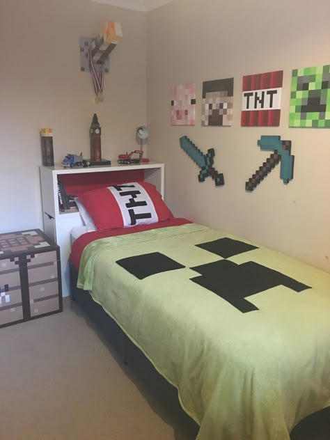 DIY Minecraft Bedroom Minecraft Themed Bedroom, Bedroom Minecraft, Minecraft Room Decor, Bedroom Ideas Minecraft, Minecraft Bedroom Decor, Boys Diy, Cozy Bedroom Design, Diy Minecraft, Minecraft Bedroom