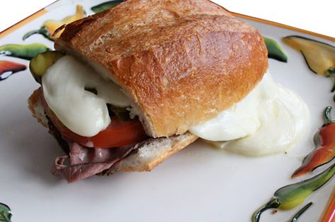 Brazilian Sandwich, Easy Brazilian Recipes, Corned Beef Sandwich, Brazilian Recipes, Mozzarella Sandwich, Roast Beef Sandwich, Sliced Roast Beef, Roast Beef Sandwiches, Pickle Slices